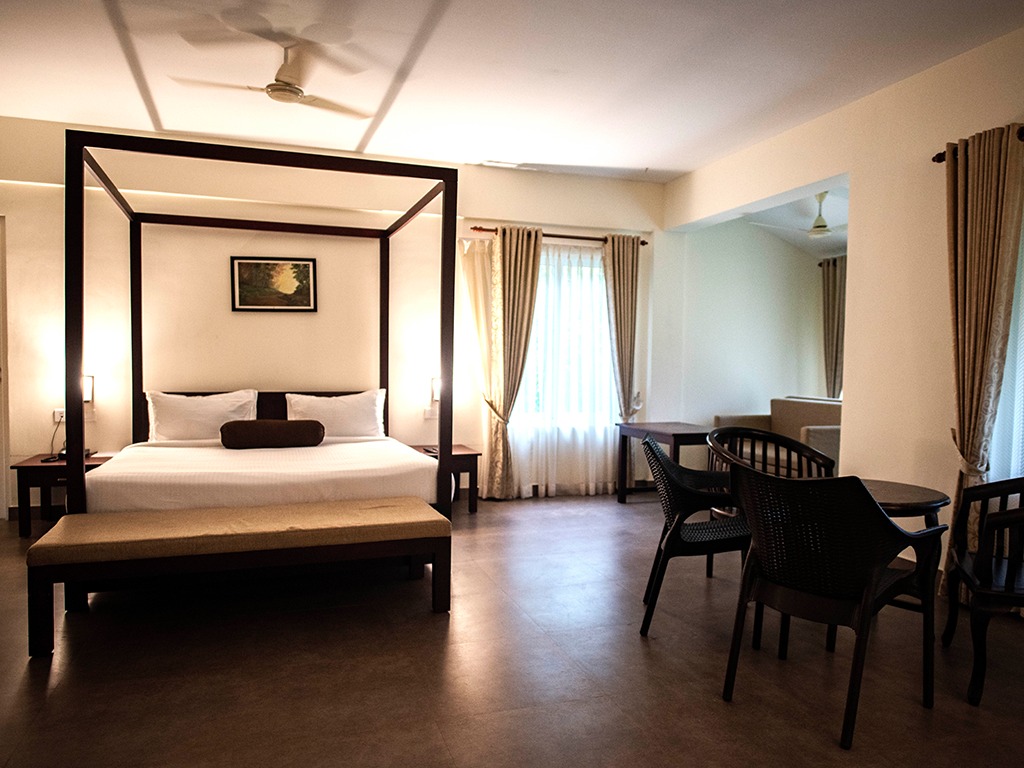 Four-poster room – Abad Brookside Lakkidi, Wayanad