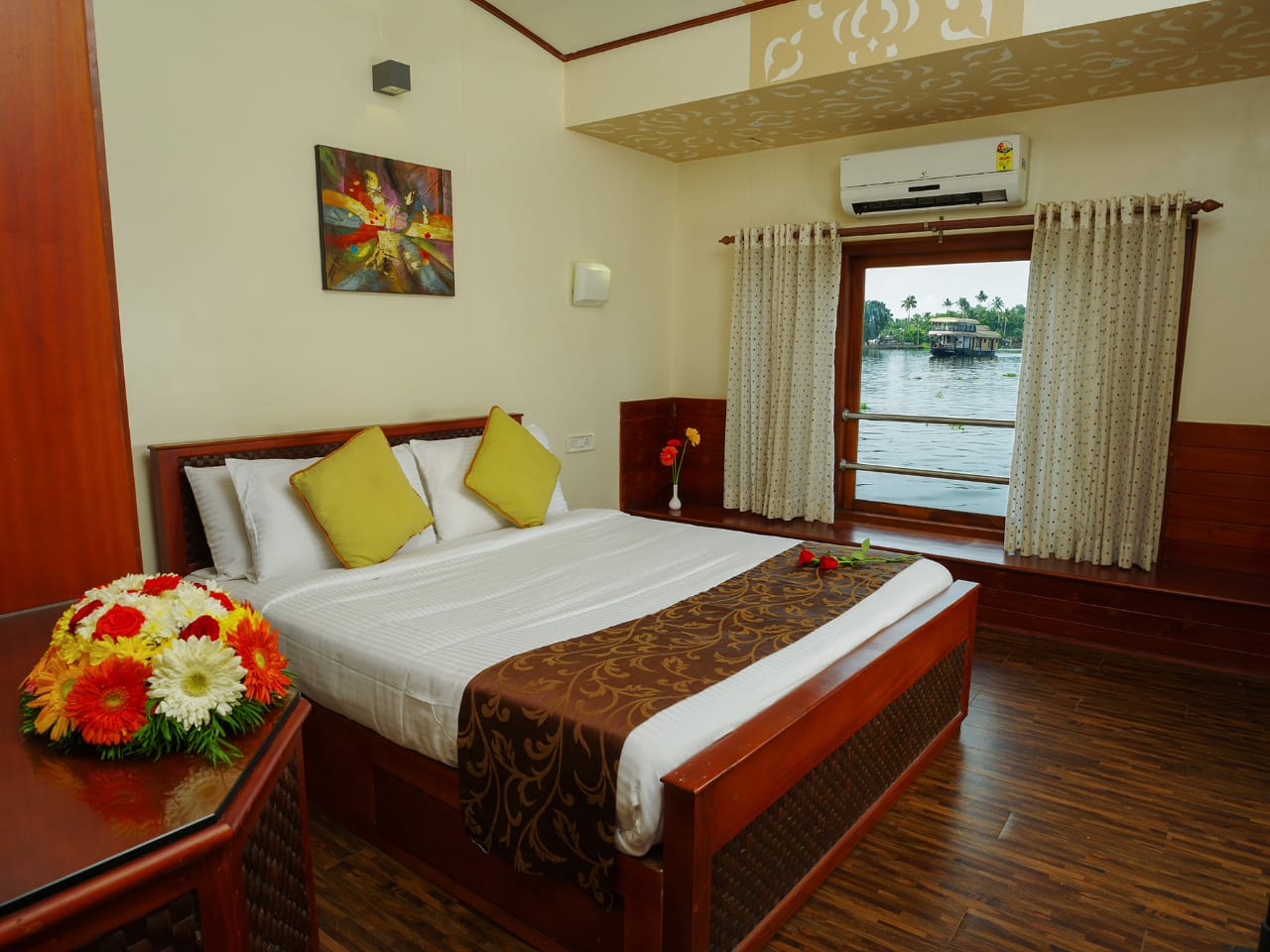 Houseboat bedroom with king bed, air conditioning and a picture window onto the backwaters