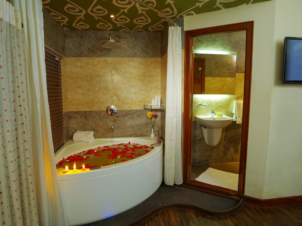 Houseboat bathroom with corner bathtub, candles and adjoining shower room