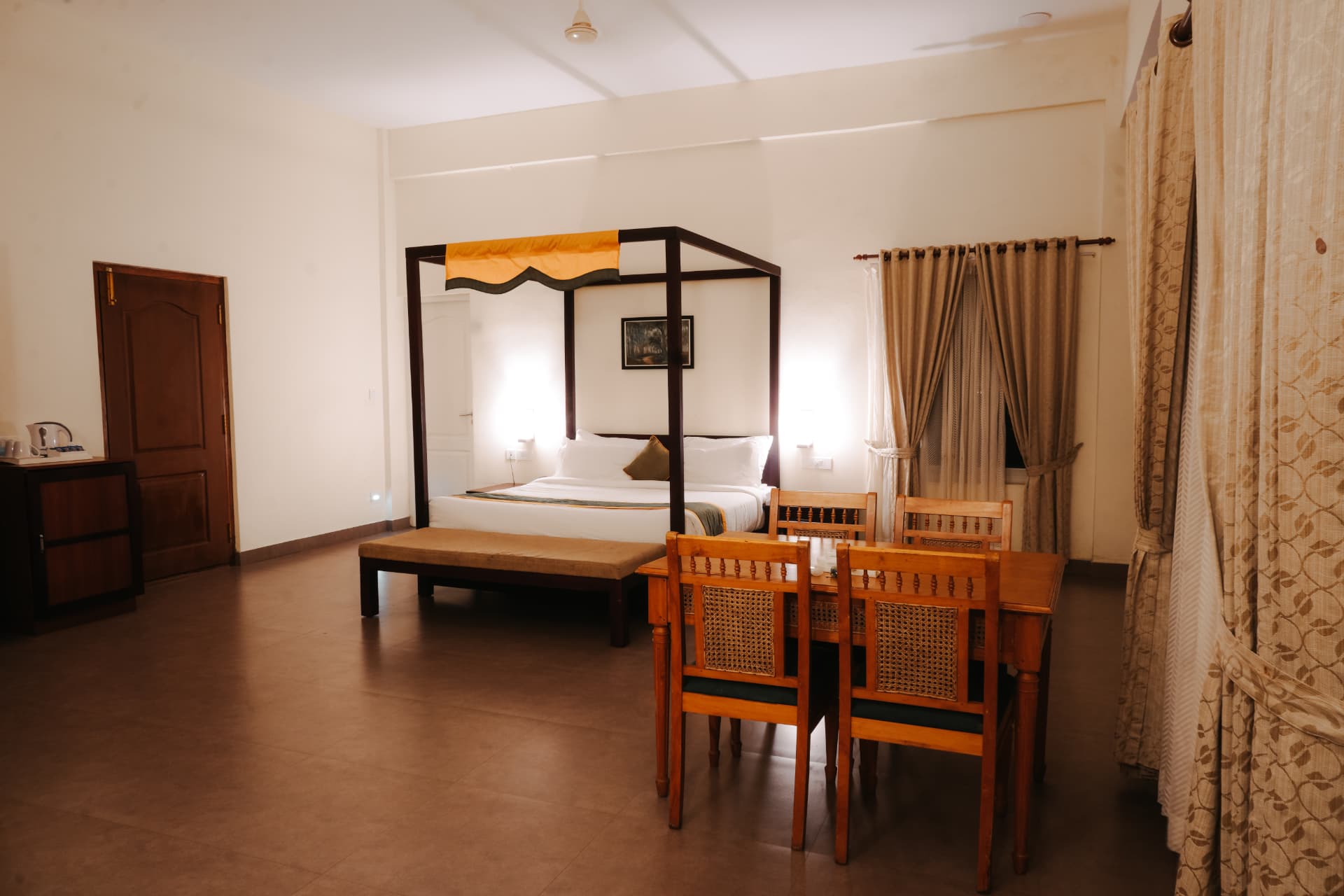 Four-poster suite – Abad Brookside Lakkidi, Wayanad