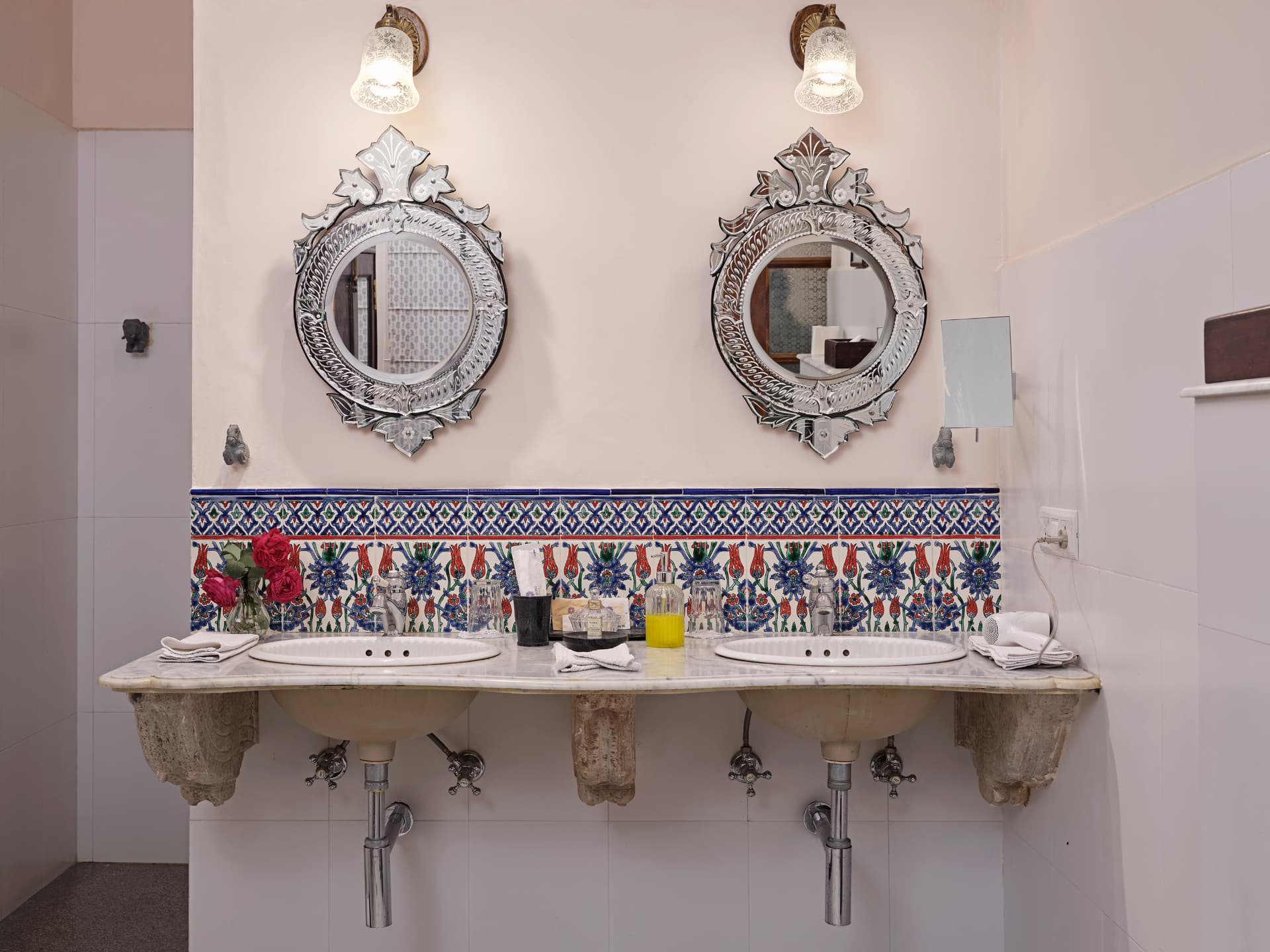 Venetian Mirrors and Iznik Tiles