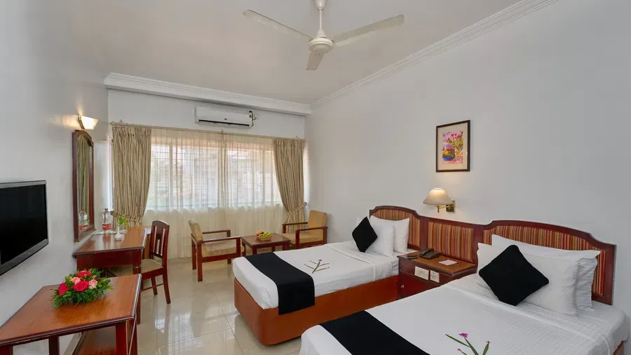 Twin-bedded room at Abad Fort with seating corner