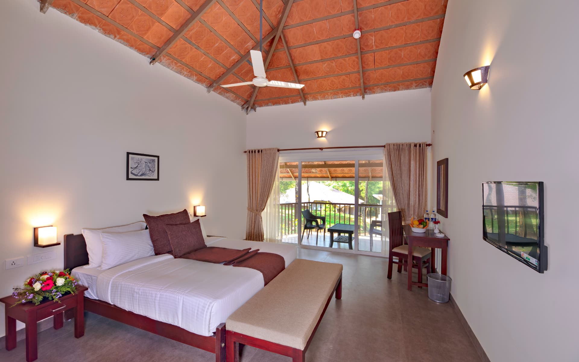 Cottage bedroom with balcony – Abad Brookside Lakkidi, Wayanad