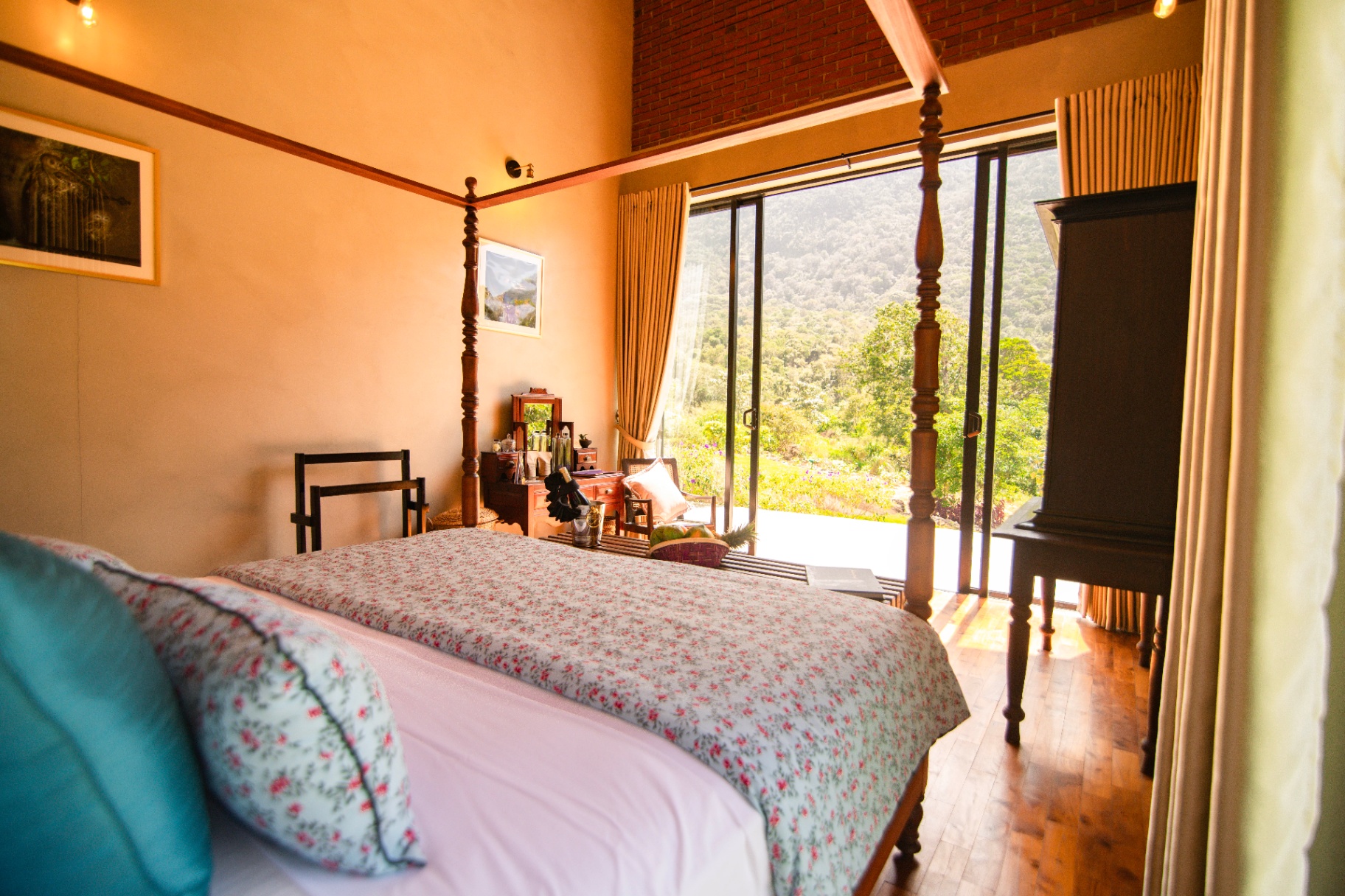 Four-Poster Mountain Bedroom