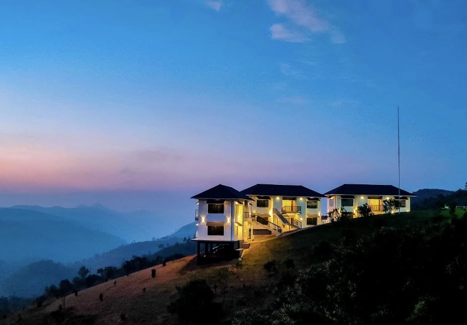 Ridge-top setting at twilight – Abad Silver Mist, Vagamon